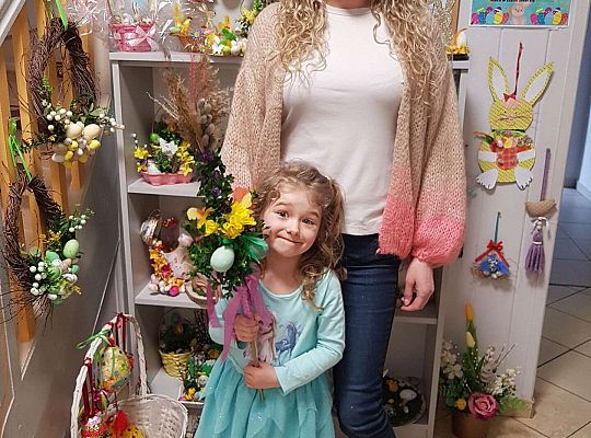 Przedszkolak z mamą oraz zrobioną przez nich palemką