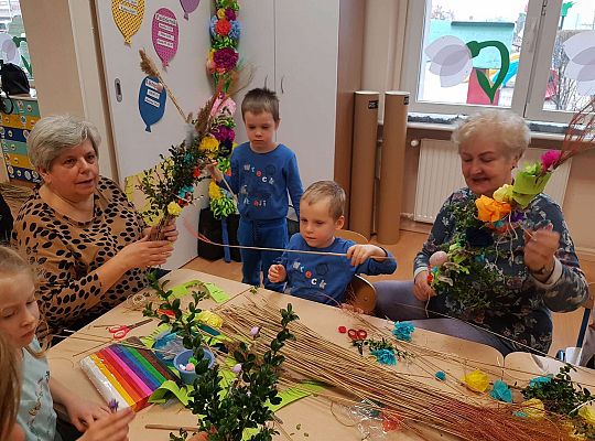 Dzieci robią palemki ze swoimi bliskimi