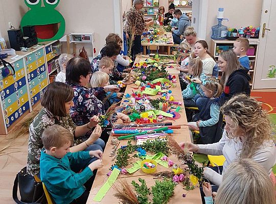 Dzieci robią palemki ze swoimi bliskimi