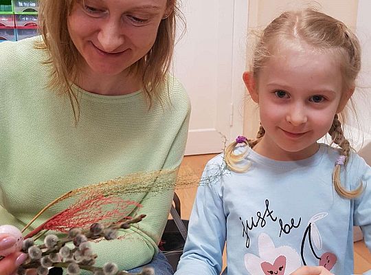 Dzieci robią palemki ze swoimi bliskimi