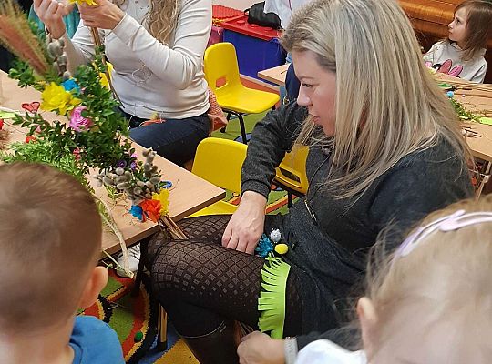 Dzieci robią palemki ze swoimi bliskimi