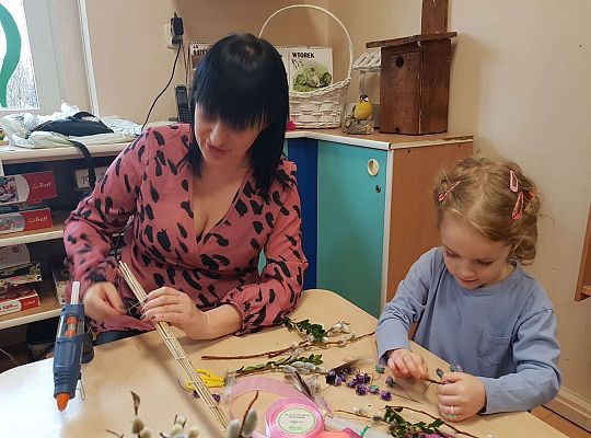 Dzieci robią palemki ze swoimi bliskimi