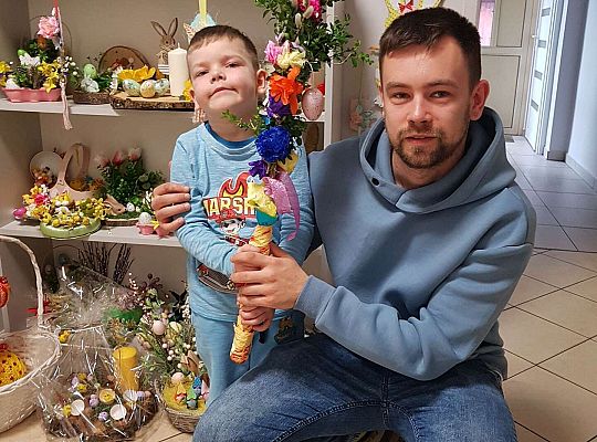 Przedszkolak z tatą oraz zrobioną przez nich palemką