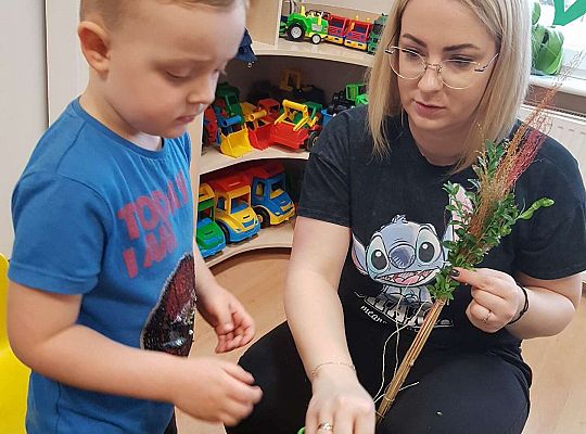 Dzieci robią palemki ze swoimi bliskimi