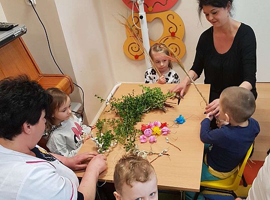 Panie robią palemki z dziećmi