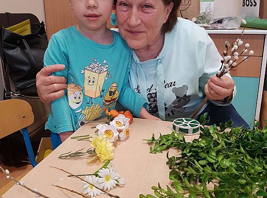 Dzieci robią palemki ze swoimi bliskimi