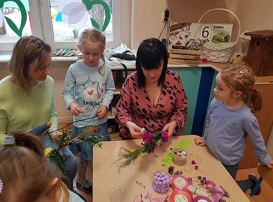 Dzieci robią palemki ze swoimi bliskimi