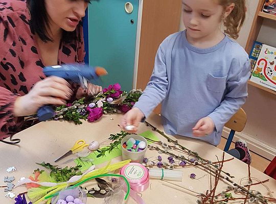 Dzieci robią palemki ze swoimi bliskimi