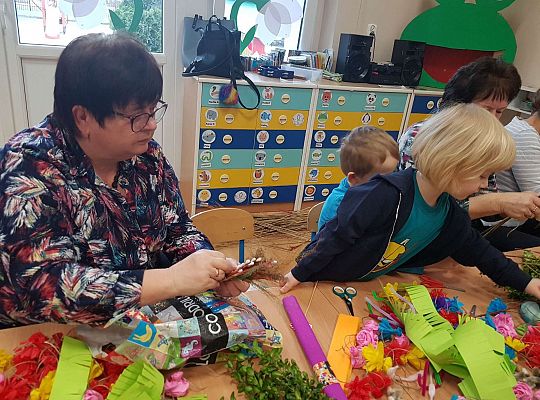 Dzieci robią palemki ze swoimi bliskimi