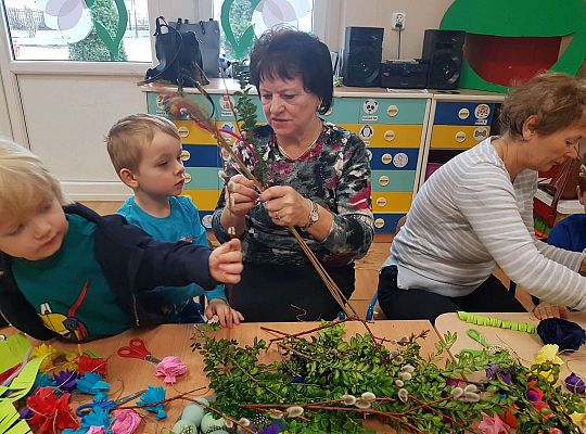 Dzieci robią palemki ze swoimi bliskimi