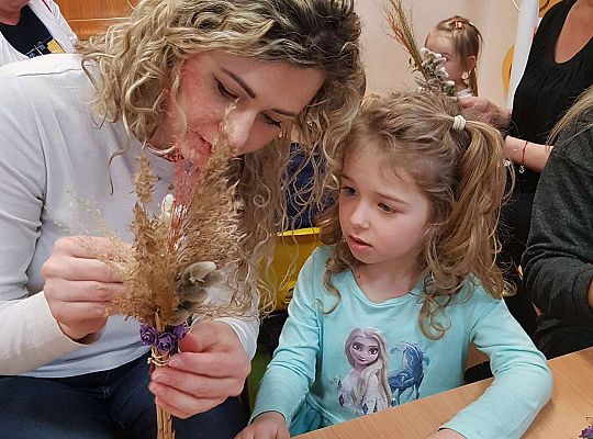 Dzieci robią palemki ze swoimi bliskimi