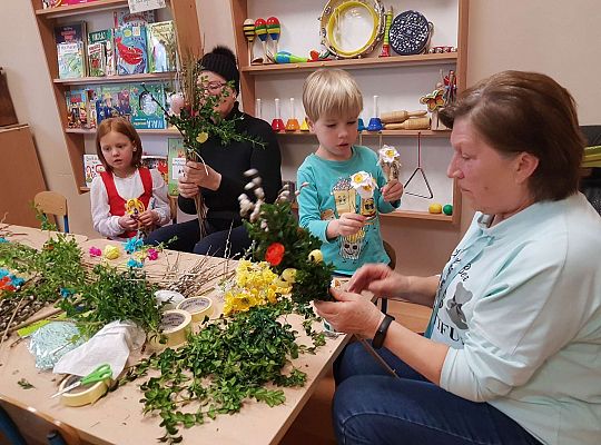 Dzieci robią palemki ze swoimi bliskimi