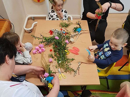 Panie robią palemki z dziećmi