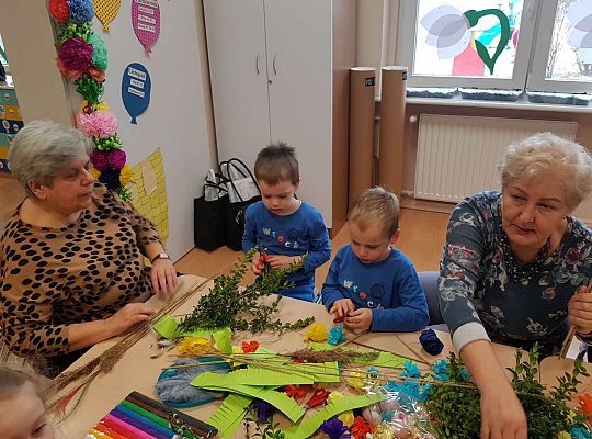 Dzieci robią palemki ze swoimi bliskimi