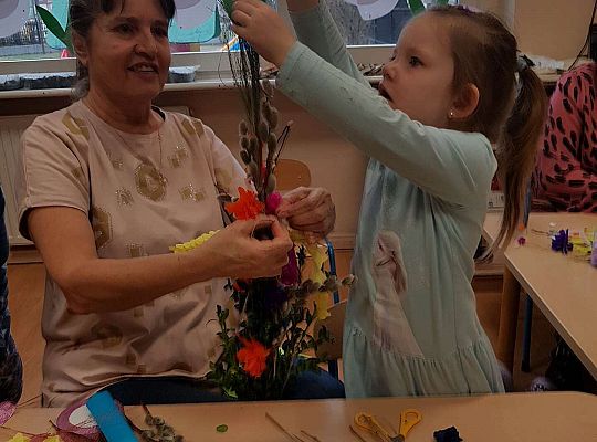 Dzieci robią palemki ze swoimi bliskimi