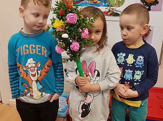 Dzieci stoją z palemką