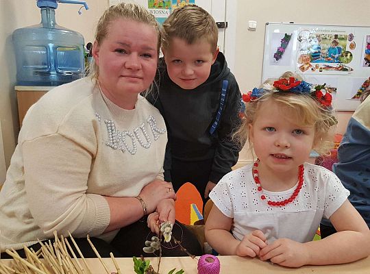 Dzieci robią palemki ze swoimi bliskimi