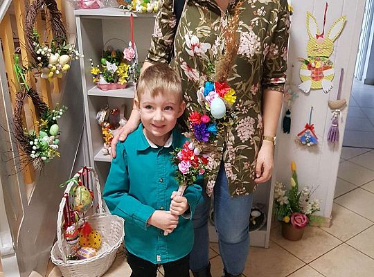 Przedszkolak z mamą oraz zrobioną przez nich palemką