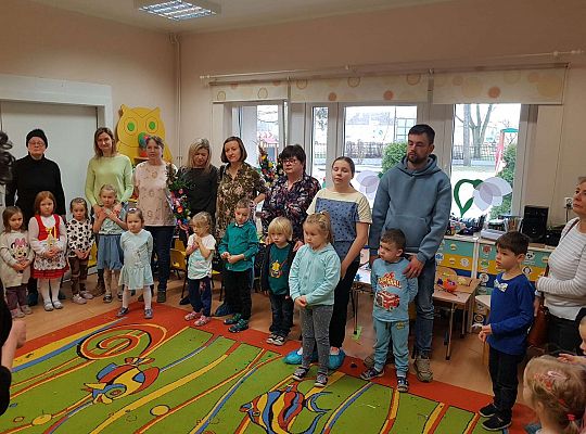 Dzieci śpiewają piosenkę