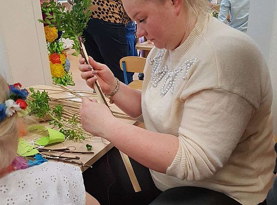 Dzieci robią palemki ze swoimi bliskimi