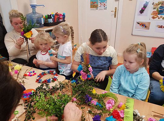 Dzieci robią palemki ze swoimi bliskimi