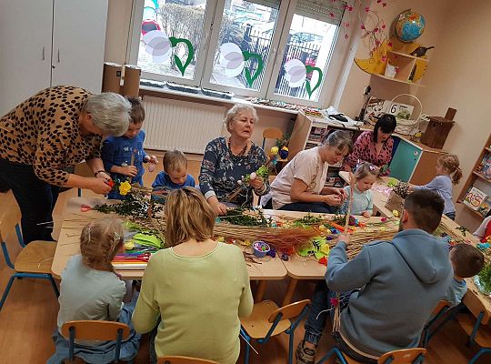 Dzieci robią palemki ze swoimi bliskimi