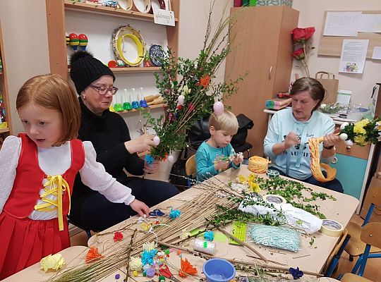 Dzieci robią palemki ze swoimi bliskimi