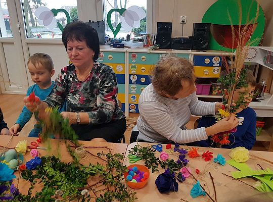 Dzieci robią palemki ze swoimi bliskimi