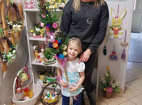 Przedszkolak z mamą oraz zrobioną przez nich palemką