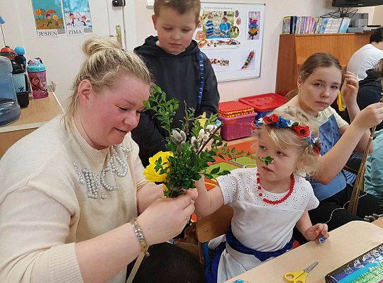Dzieci robią palemki ze swoimi bliskimi