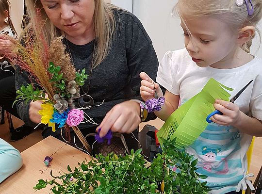 Dzieci robią palemki ze swoimi bliskimi