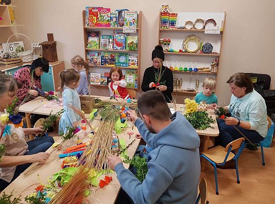 Dzieci robią palemki ze swoimi bliskimi