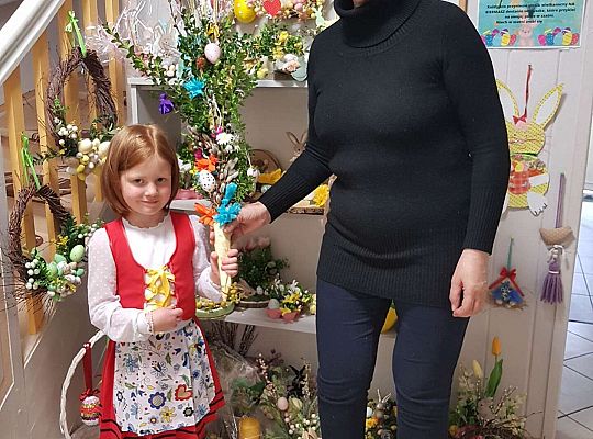 Przedszkolak z babcią oraz zrobioną przez nich palemką