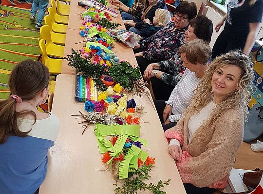 Dzieci robią palemki ze swoimi bliskimi