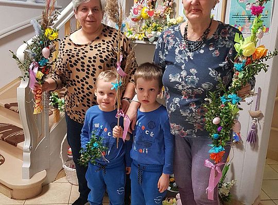 Przedszkolaki z babciami oraz zrobionymi przez nich palemkami