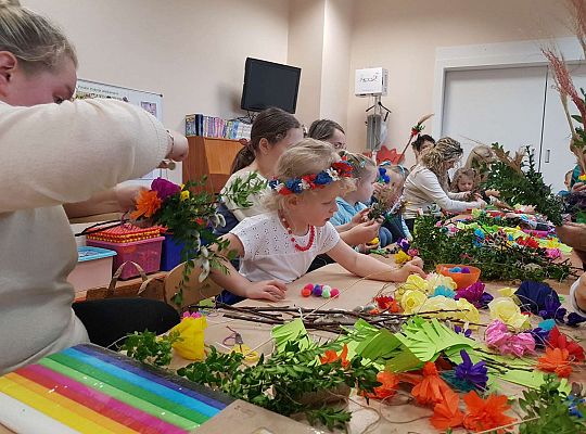 Dzieci robią palemki ze swoimi bliskimi