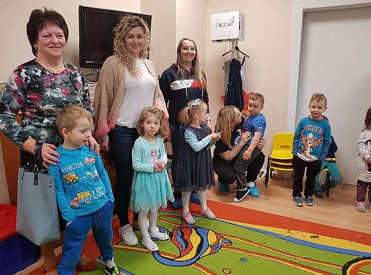 Dzieci stoją ze swoimi bliskimi