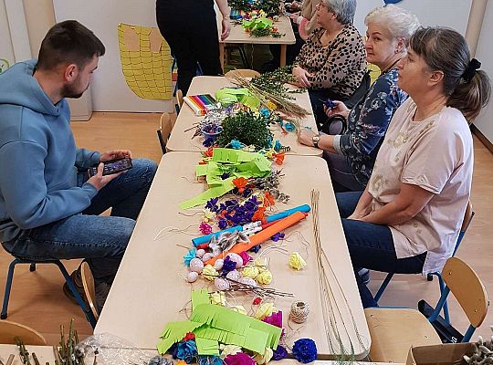 Dzieci robią palemki ze swoimi bliskimi