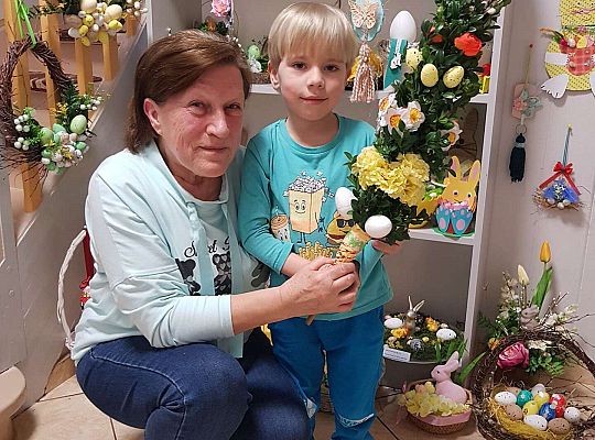 Przedszkolak z babcią oraz zrobioną przez nich palemką