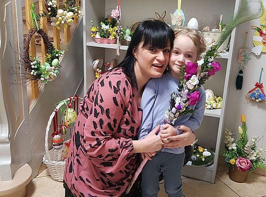 Przedszkolak z mamą oraz zrobioną przez nich palemką