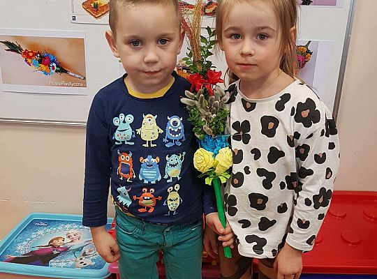 Dzieci stoją z palemką