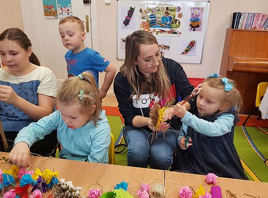 Dzieci robią palemki ze swoimi bliskimi