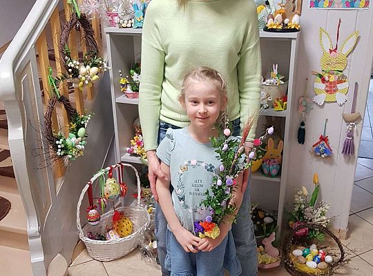 Przedszkolak z mamą oraz zrobioną przez nich palemką