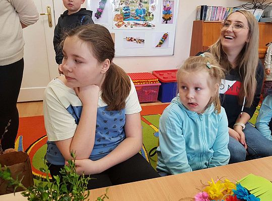 Dzieci robią palemki ze swoimi bliskimi