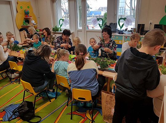 Dzieci robią palemki ze swoimi bliskimi