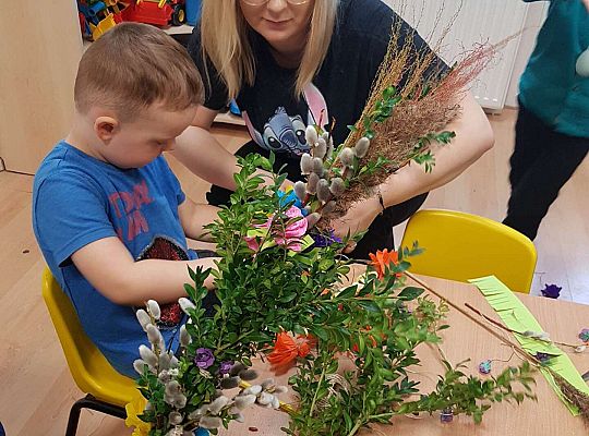 Dzieci robią palemki ze swoimi bliskimi