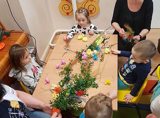 Panie robią palemki z dziećmi