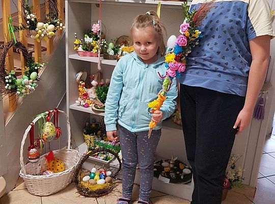 Przedszkolak z siostrą oraz zrobioną przez nich palemką