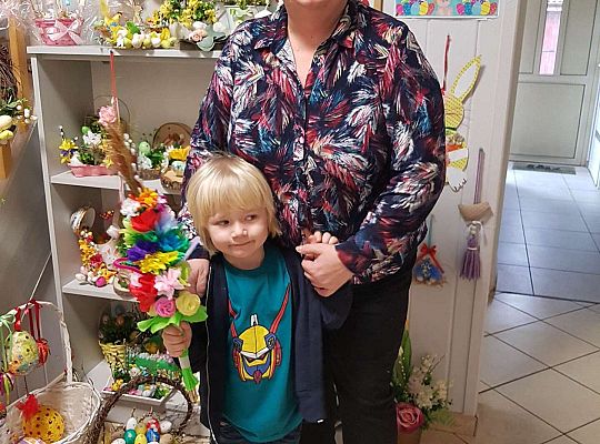 Przedszkolak z babcią oraz zrobioną przez nich palemką