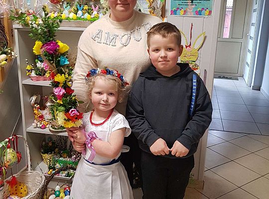 Przedszkolak z mamą i bratem oraz zrobioną przez nich palemką